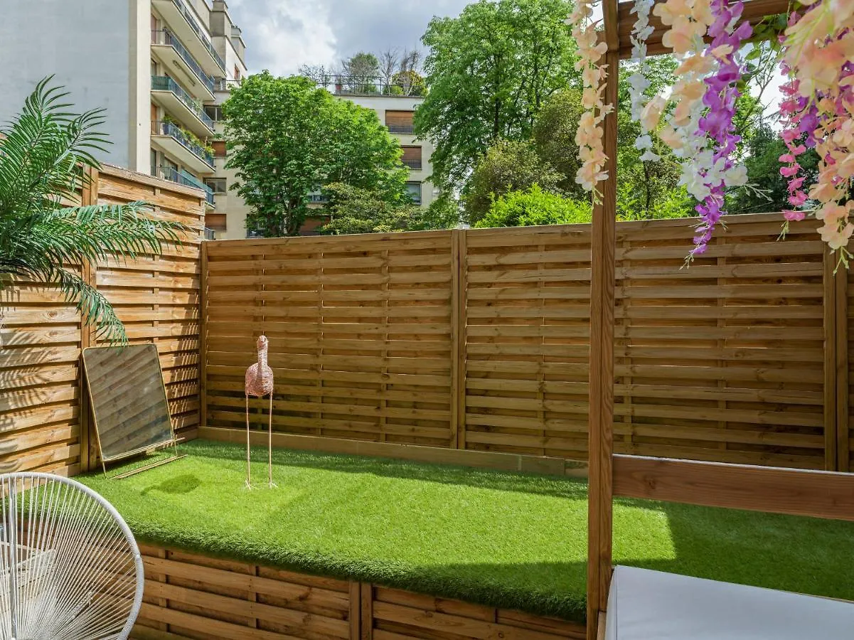 Apartment Ferienwohnung Rose&Garden - Eiffel Tower Paris