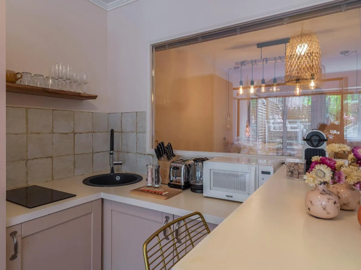 Rose & Garden - Eiffel Tower Apartment Paris 0*,  France
